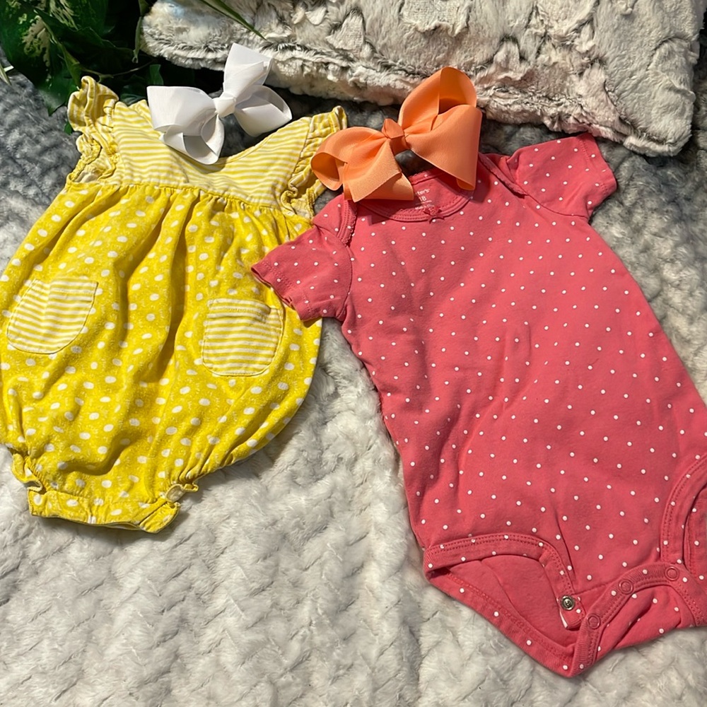 🌻 Lot of 2 Baby girl 12-18M 1 bubble suit/yellow & 1 onesie/peach Carter’s